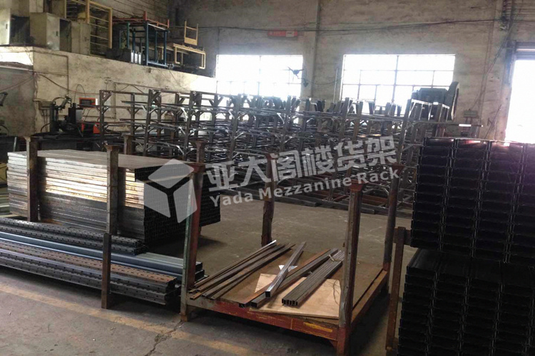 廣州亞大閣樓貨架廠家訂單不斷，工廠人員正全力以赴趕貨中